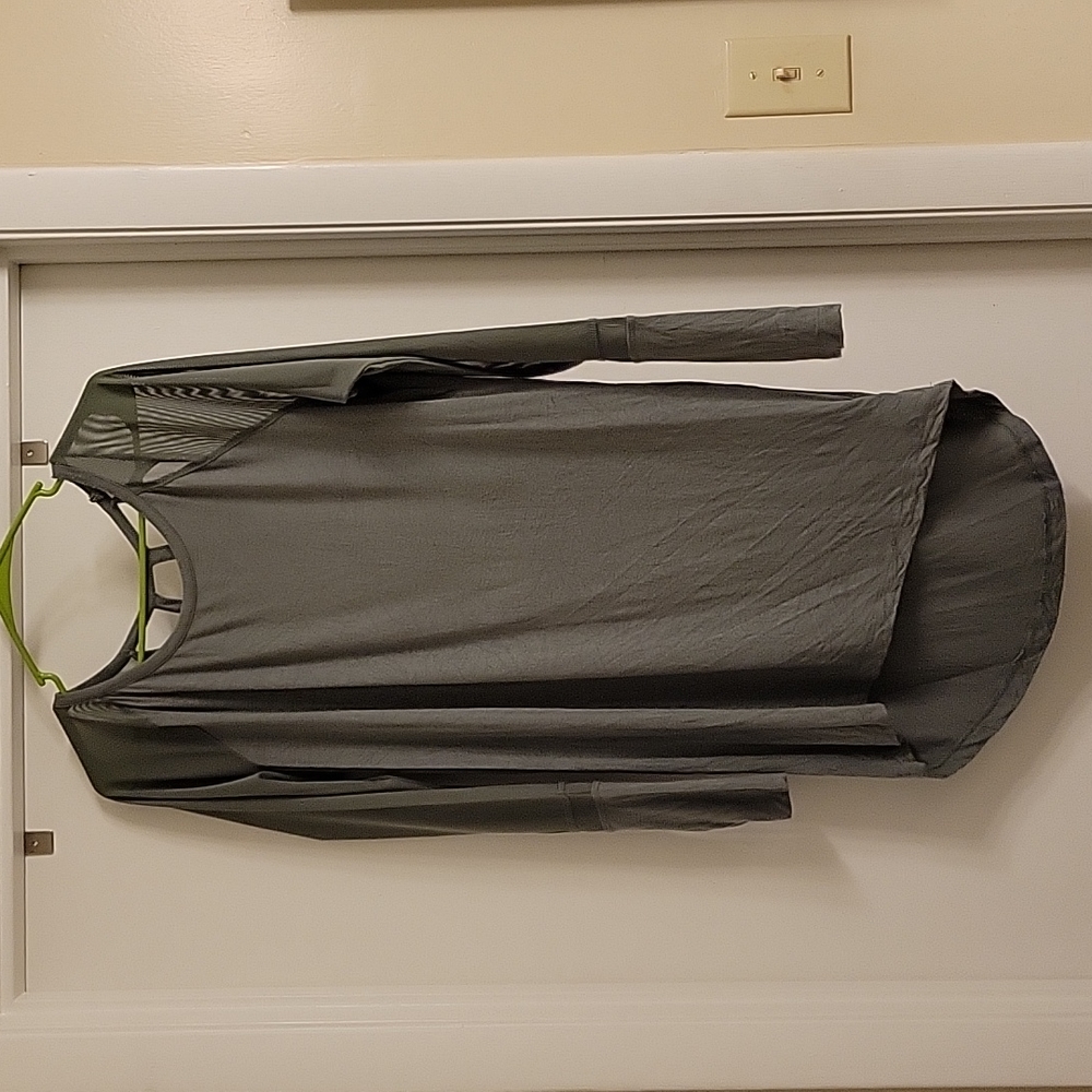 Danskin long sheer sleeved exercise top